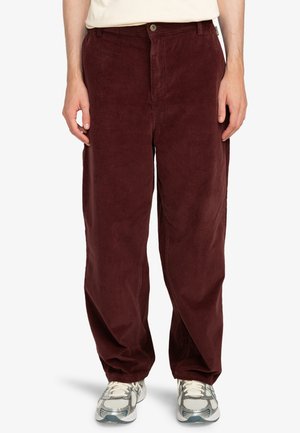 Bordeaux corduroy-housut, joissa on rento leikkaus, napitus ja etutaskut. Rakenne, jossa on pystysuuntaisia uurteita.