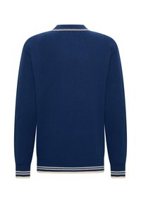 Tmavě modrý pletený svetr s ribbovanou texturou, s límečkem a pruhovanými detaily na manžetách a lemu.