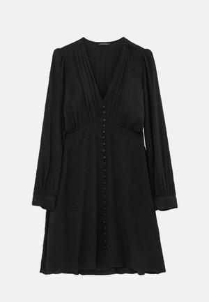 Abito nero con maniche lunghe, scollo a V e dettagli plissettati. Presenta una chiusura frontale con bottoni e una vita strutturata con orlo svasato. Tessuto liscio.