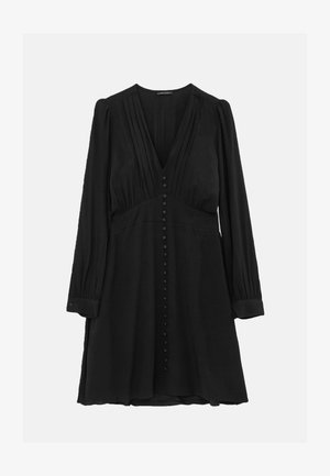 Abito nero con maniche lunghe, scollo a V e dettagli plissettati. Presenta una chiusura frontale con bottoni e una vita strutturata con orlo svasato. Tessuto liscio.