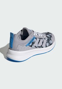 Scarpa sportiva grigia con tomaia in tessuto a fantasia, con dettagli blu, tre strisce bianche e suola imbottita bianca.