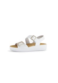 Witte platform sandalen met twee verstelbare banden. Gladde synthetische stof, goudkleurige gespen, getextureerde rubberen zool en gevoerde voetbed.