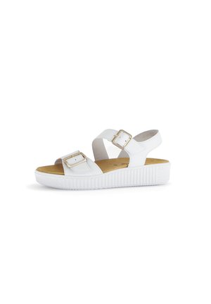 Witte platform sandalen met twee verstelbare banden. Gladde synthetische stof, goudkleurige gespen, getextureerde rubberen zool en gevoerde voetbed.