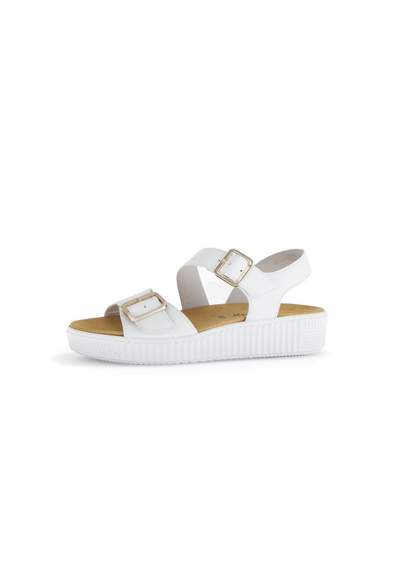 Witte platform sandalen met twee verstelbare banden. Gladde synthetische stof, goudkleurige gespen, getextureerde rubberen zool en gevoerde voetbed.