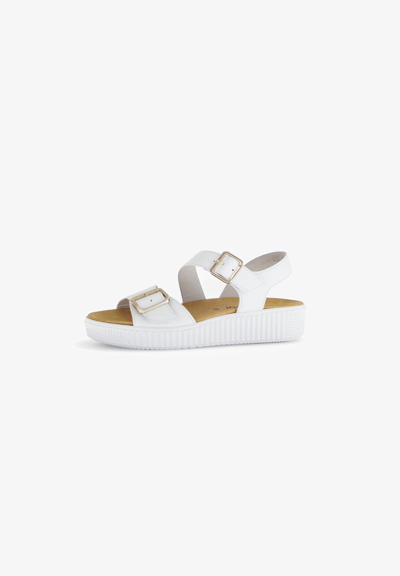Witte platform sandalen met twee verstelbare banden. Gladde synthetische stof, goudkleurige gespen, getextureerde rubberen zool en gevoerde voetbed.