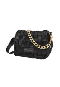 Bolso de mano tejido negro hecho de cuero, con una cadena dorada como asa, forma rectangular y un pequeño logo en un panel lateral.