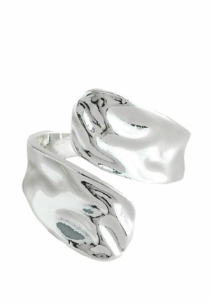 Nahaufnahme eines polierten silbernen offenen Rings mit organischem, unebenem und welligem Oberflächendesign.