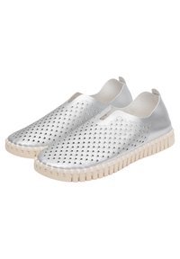 Zapatos plateados tipo slip-on con diseño superior perforado, suela de goma beige y detalles de patrón ondulado. Apariencia elegante y minimalista.