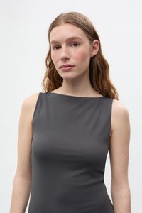 Grå ermeløs kjole med glatt tekstur, rund hals og slank passform. Stoffet har en svak glans og faller tett mot kroppen.