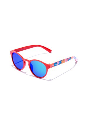Lunettes de soleil rondes avec une monture en plastique rouge, des verres miroités bleus et des branches à motifs colorés présentant des teintes de rose et de bleu.