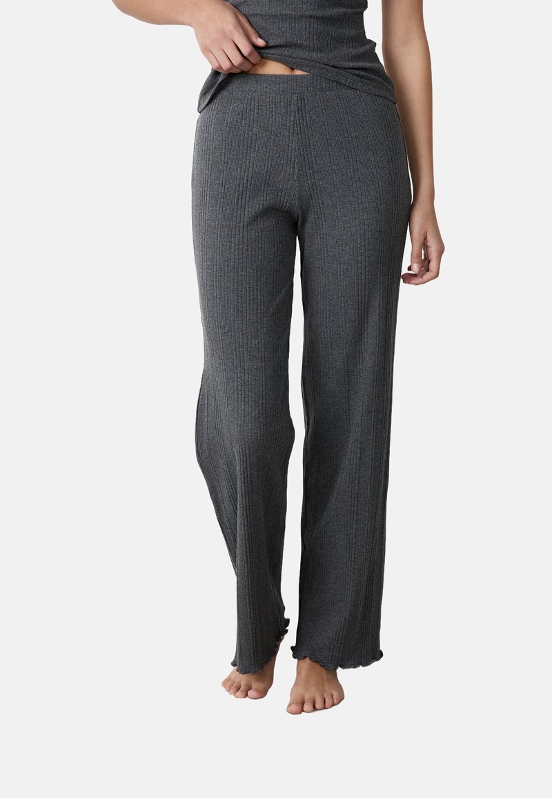 Grijze geribde loungebroek met een rechte pasvorm, elastische tailleband en gegolfde zoomdetails, gemaakt van een zachte stof.