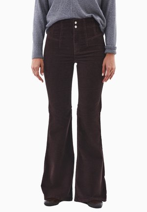 - Spodnie materiałowe