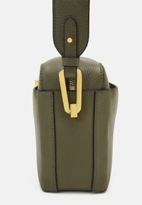 Borsa in pelle verde oliva con finitura testurizzata, dotata di chiusura e dettagli della tracolla in tonalità dorata. Forma rettangolare con cuciture visibili.