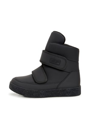 Fekete bokacsizma matt felülettel, tépőzáras pántokkal, textúrált fekete gumitalppal és párnázott nyakkal a kényelem érdekében.