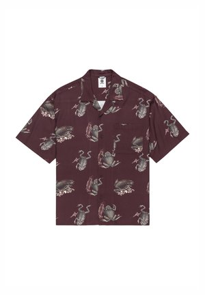 Kurzarmhemd aus weinrotfarbigem Stoff mit einem Frosch- und Fischmuster, mit einer Brusttasche auf der linken Seite und schwarzem Knopfverschluss.