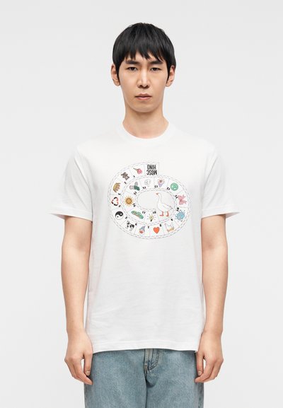 Λευκό βαμβακερό μπλουζάκι με γραφικό σπιράλ που περιλαμβάνει διάφορα πολύχρωμα εικονίδια, όπως ζώα και σύμβολα, στο κέντρο του μπροστινού μέρους.