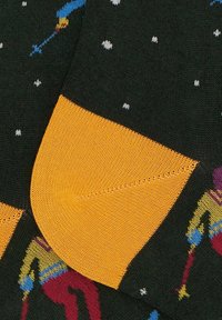 Calze lavorate a maglia con base verde scuro a pois, tacco giallo brillante e motivi multicolori di figure e oggetti.