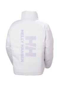 Parte trasera de chaqueta acolchada blanca con cuello alto y texto y logotipo "Helly Hansen" en lavanda alineados verticalmente en el lado izquierdo.