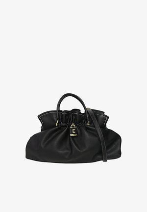 Borsa a tracolla in pelle nera con parte superiore arricciata, manici corti e una tracolla rimovibile. Dotata di accessori in oro e un charm a forma di "E".
