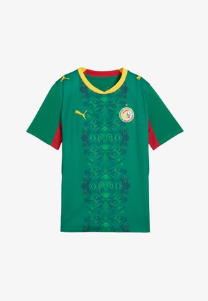 Zelena nogometna majica s žutim ovratnikom, crvenim panelima na rukavima, geometrijskim vertikalnim uzorkom, Puma logotipima i grbom senegalske reprezentacije sa zvijezdom.