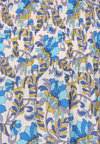 Stoff mit Blumendruck in Blau-, Gelb- und Grüntönen auf einem hellen Hintergrund. Gerüschte Smocking-Details oben.