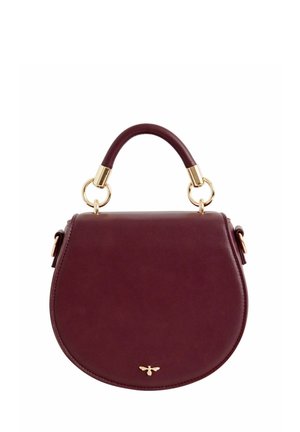 Donker bordeauxrode leren handtas met afgeronde klep, gouden bij-embleem en een handvat bovenop bevestigd met gouden ringen op een witte achtergrond.