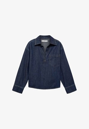 Mörkblå denimskjorta med krage, placket halsringning, långa ärmar och ett bröstfack. Den har synliga sömmar och en avslappnad design.