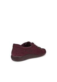 Sneaker in suede bordeaux con punta arrotondata, profilo basso e cinque occhielli in metallo per i lacci. Presenta una suola in gomma e dettagli cuciti.