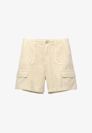 Beige puuvillashortsit, joissa on kaksi sivutaskua, kaksi cargo-taskua, metallinen napin kiinnitys ja hienovaraiset ompeluyksityiskohdat.