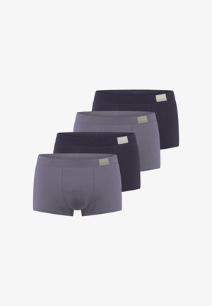 Quatre paires de boxers pour hommes en gris foncé et noir alternés, empilées en diagonale avec des étiquettes de marque sur les ceintures.