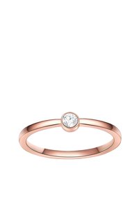 El anillo de oro rosa presenta una banda delgada con un acabado suave y una piedra preciosa redonda y clara, engastada en un bisel en el centro.