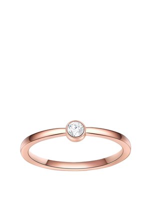 Prsteň z ružového zlata má tenký pás s hladkým povrchom a okrúhly, priehľadný drahokam zasadený do oblúka v strede.