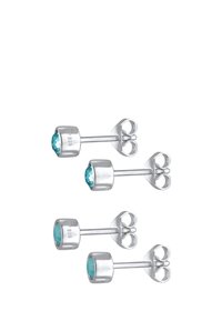 Boucles d'oreilles en argent sterling avec un bijou en turquoise taillé et rond. Chaque boucle est dotée d'un fermoir papillon sécurisé.