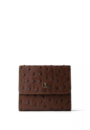 Portefeuille en cuir marron texturé avec motif à points en relief et petit emblème doré en forme de botte sur le rabat avant, sur fond blanc.