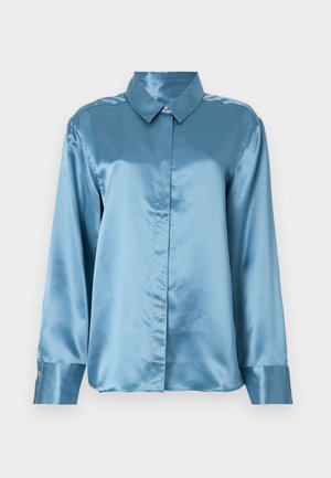 Himmelblaues Satinhemd mit Kragen und Knopfleiste. Lange Ärmel mit geknöpften Manschetten und glatter Textur. Minimalistisches Design.