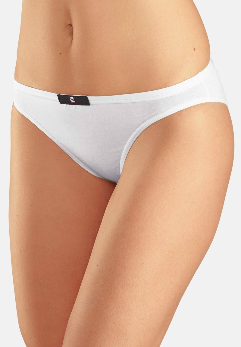 Balti medvilniniai bikini tipo apatiniai su žemu juosmens pasukimu, minkšta juosta ir maža juoda etikete nugaroje. Lygus paviršius ir prigludęs dizainas.