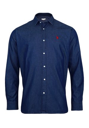 Camicia di jeans blu scuro con colletto button-down, maniche lunghe e bottoni bianchi. Presenta un piccolo logo rosso sul lato sinistro del petto.