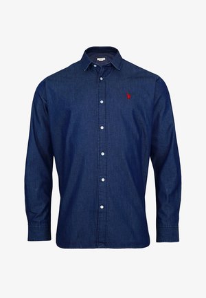 Tummansininen farkkupaita, jossa on napillinen kaulus, pitkät hihat ja valkoiset napit. Vasemmassa rinnassa on pieni punainen logo.