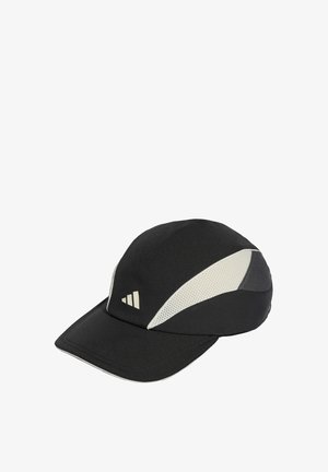 Cappellino sportivo bianco e nero con visiera curva e pannelli laterali in rete, con un piccolo logo triangolare sulla parte frontale sinistra.