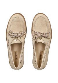 Scarpe mocassino beige chiaro in suede, con punta rotonda, cuciture decorative e stringhe con motivo marrone e bianco.