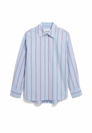 Lichtblauw shirt met lange mouwen, verticale rode en witte strepen, knoopsluiting, puntkraag en linkerborstzak. Gladde katoenen stof.