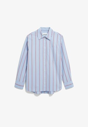 Camicia azzurro chiaro a maniche lunghe con righe verticali rosse e bianche, chiusura con bottoni, colletto a punta e taschino sul lato sinistro del petto. Tessuto di cotone liscio.