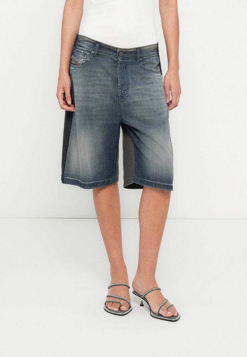 Μπλε τζιν βερμούδες σε σκούρο γκρι και ανοιχτό μπλε ξεβάμμα, με κουμπωτή επένδυση, πέντε τσέπες και αντίθετες λεπτομέρειες πλαϊνών πάνελ.