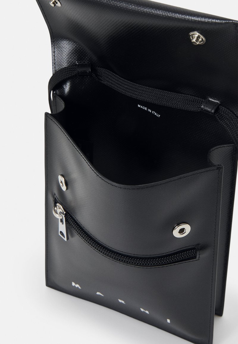 Borsa in pelle nera con tasca frontale con zip, chiusura a scatto e nome del marchio impresso. Texture liscia con design minimalista.