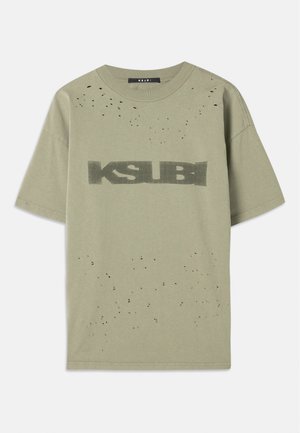 Olivgrünes T-Shirt mit kurzen Ärmeln, das ein schwarzes "KSUBI"-Grafikdesign zeigt, mit einem abgenutzten Look und kleinen schwarzen Punkten sowie einem Rundhalsausschnitt.