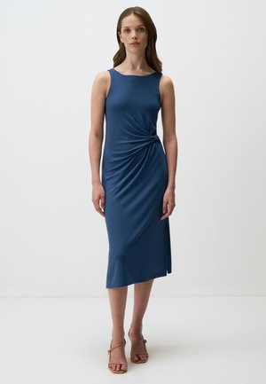 Robe sans manches bleue en tissu lisse, présentant un détail torsadé à la taille et un ourlet au genou avec une fente sur le côté.