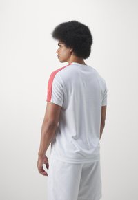 Lacoste Sport T-Shirt sport - white/hydro sierra red
