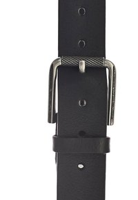 Schwarzer Leder-Gürtel mit strukturierter Oberfläche, ausgestattet mit einer silbernen Metallschnalle und mehreren Einstelllöchern entlang des Riemens.