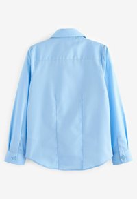 Camicia a maniche lunghe azzurra con una texture liscia, colletto appuntito e orlo arrotondato. Presenta polsini con bottoni e una cucitura sul dietro.