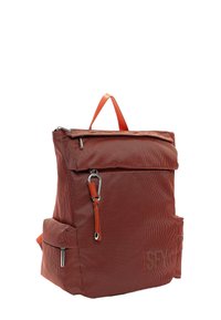 Zaino rosso con texture, chiusura con cerniera superiore, tracolla regolabile, tasca frontale e finiture in pelle. Presenta una base piatta e una maniglia rinforzata.